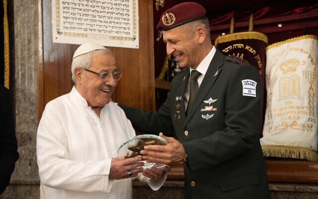 IDF chief Aviv Kohavi meets with a member of the Moroccan Jewish community at the  Slat al-Azama Great Synagogue, July 20, 2022. (Israel Defense Forces)