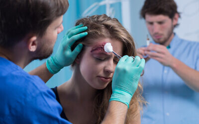 Illustrative image: A surgeon dressing a wound (Katarzyna Bialasiewicz; iStock by Getty Images)