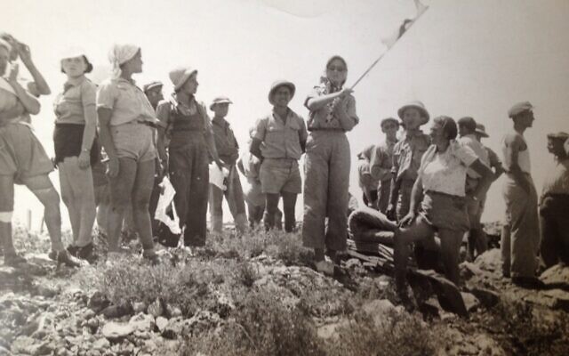 Tamar Eshel (center), serving in the Haganah in 1938 (Family photo, via Wikipedia)