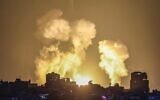 Smoke and fire rises following Israeli airstrikes on a building in Gaza City late on August 5, 2022. (MOHAMMED ABED / AFP)