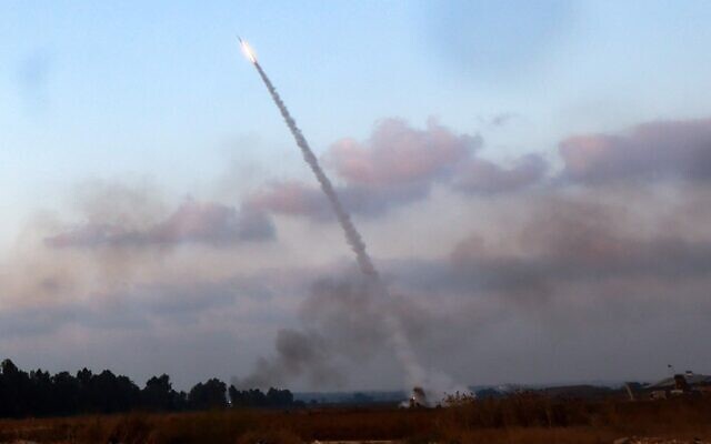 A missile from Israel's Iron Dome air defense system is launched from the outskirts of the southern Israeli city of Sderot, on August 6, 2022 (JACK GUEZ / AFP)