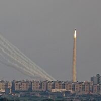 This picture taken from the southern Israeli city of Ashkelon shows Palestinian rockets fired from the Gaza Strip on August 7, 2022 (JACK GUEZ / AFP)