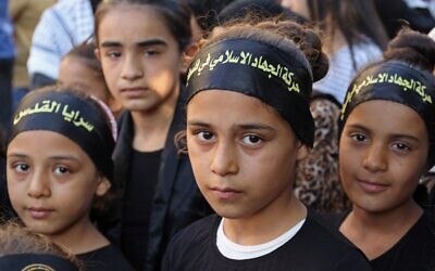 Palestinian girls attend a rally in support of Islamic Jihad in Lebanon's refugee camp of Burj al-Barajneh, south of the capital Beirut, on August 7, 2022. (ANWAR AMRO / AFP)