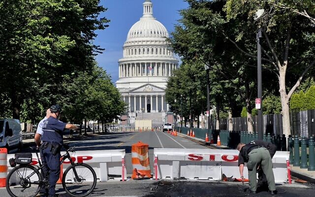 US Capitol Police officers work near a police barricade on Capitol Hill in Washington, DC, on August 14, 2022.(Daniel SLIM / AFP)