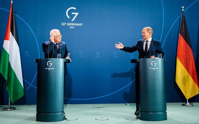 German Chancellor Olaf Scholz (R) and Palestinian Authority President Mahmoud Abbas hold a joint press conference at the Chancellery in Berlin, Germany, on August 16, 2022. (JENS SCHLUETER / AFP)