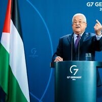 Palestinian Authority President Mahmoud Abbas gesticulates during a joint press conference with the German Chancellor Olaf Scholz at the Chancellery in Berlin, Germany, on August 16, 2022. (JENS SCHLUETER / AFP)