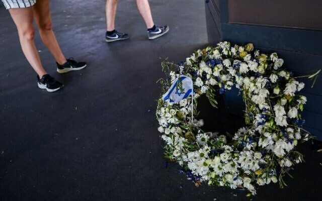 A flower wreath with the Israeli flag is seen at Erinnerungsort Olympia-Attentatat, the memorial site for the 11 Israeli athletes and German police officer killed by Palestinian terrorists at the 1972 Munich Olympics, Olympic Park in Munich, southern Germany, August 17, 2022. (INA FASSBENDER/AFP)