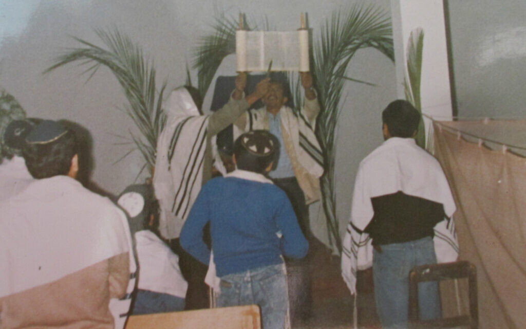 Группа Бней Моше празднует Суккот в Эль-Милагро, Трухильо, Перу, 1988 (Любезно предоставлено Иехошуа Цидкия)