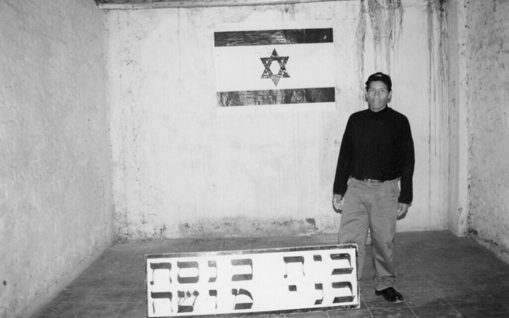 Уилсон Санчес, еврей-инка, в синагоге Эль-Милагро в Трухильо, Перу, 2004 год (Любезно предоставлено Грасиэлой Мочкофски)