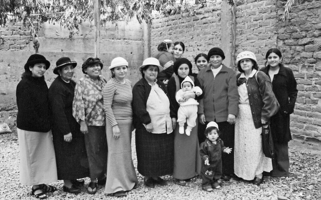Women of the Inca Jews community at El Milagro synagogue, Trujillo, Peru, 2004 (Courtesy of Graciela Mochkofsky)