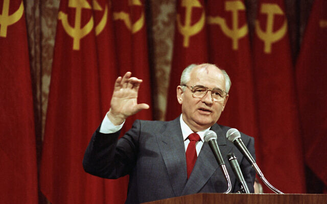 Soviet President Mikhail Gorbachev addresses a group of 150 business executives in San Francisco, Monday, June 5, 1990. (AP Photo/David Longstreath, File)