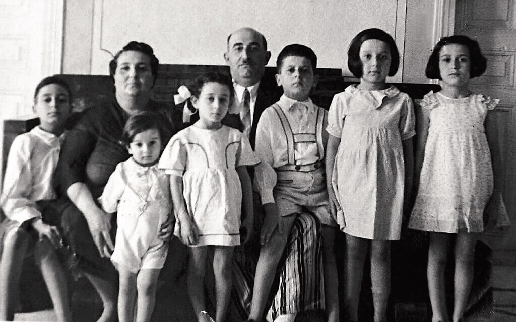 Jacob and Esther and six of their eight
children (Edmond is at the far left), Beirut, c. late 1930s, early 1940s. (Edmond J. Safra Foundation)