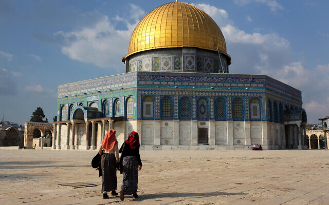Muslim women walk by the Dome of the Rock on the Temple Mount in Jerusalem on December 20, 2015. (Esther Rubyan/FLASH90)