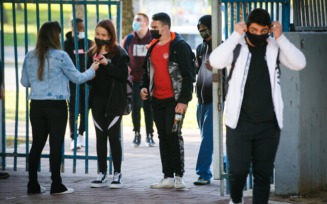 Israeli students go to school, at a high school in the southern Israeli city of Ashdod, November 29, 2020. (Flash90)