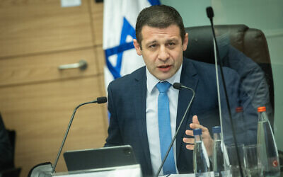 Alex Kushnir, head of the Finance Committee, leads a meeting in the Knesset, February 28, 2022 (Yonatan Sindel/Flash90)