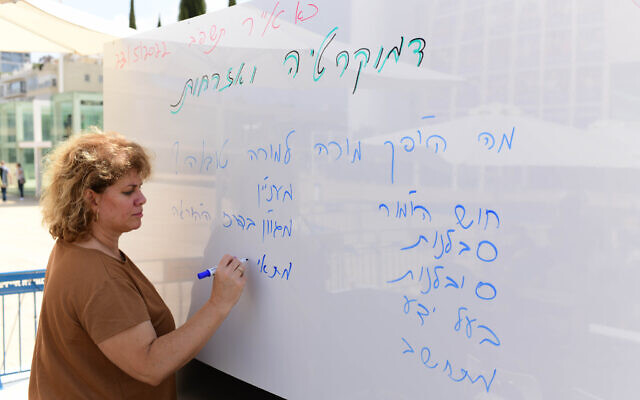 A teacher protests against the state of the education system, in Tel Aviv, May 22, 2022. (Tomer Neuberg/Flash90)