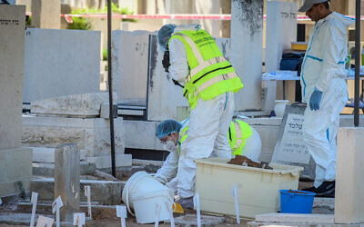Forensic teams exhumes the grave of Yosef Melamed at the Nahalat Yitzhak Cemetery on July 27, 2022 (Avshalom Sassoni/Flash90)