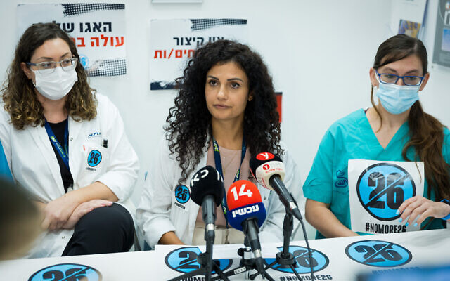Dr. Rey Biton (center), head of the Mirsham organization of medical residents, holds a press conference at Assuta Medical Center in Ashdod, August 1, 2022. (Flash90)