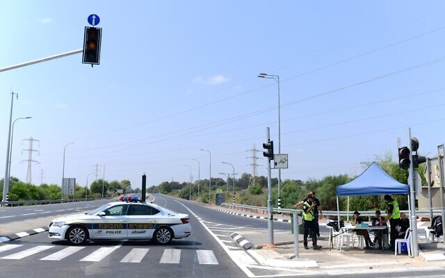 Israeli soldiers and police block the Karmiya junction near the border with the Gaza Strip on August 5, 2022. (Tomer Neuberg/Flash90)