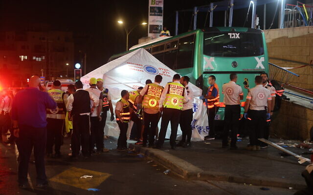 Police and rescue personnel at the scene  of a deadly bus crash in Jerusalem, August 11, 2022. (Yonatan Sindel/Flash90)