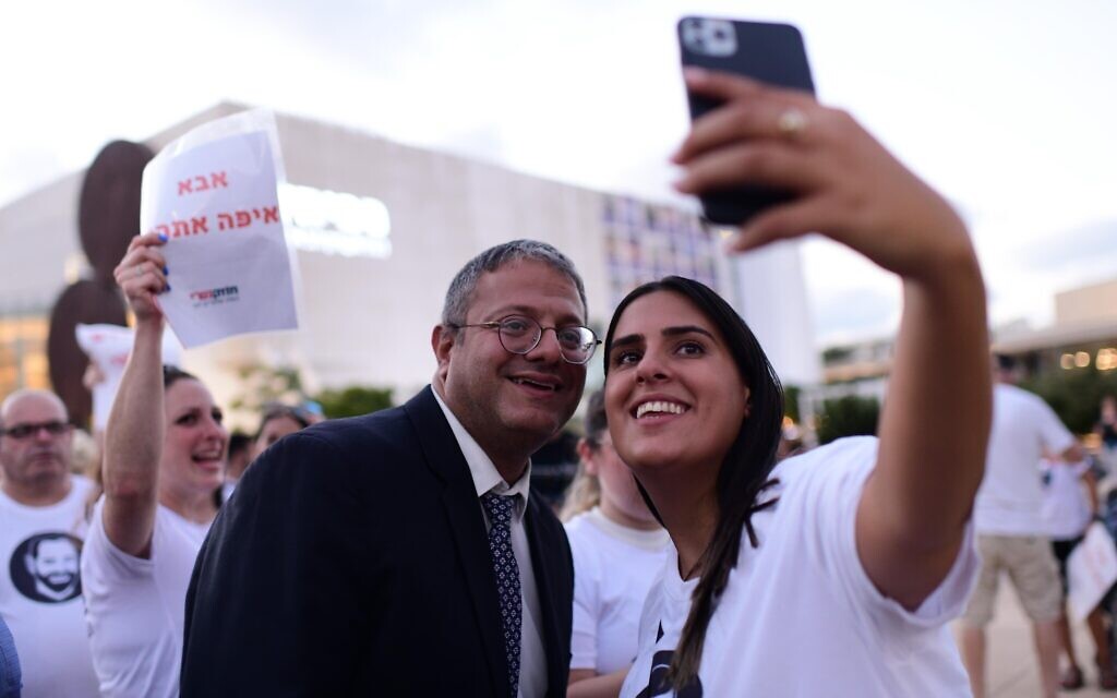 MK Itamar Ben Gvir attends a protest in support of police officers in Tel Aviv, August 16, 2022. (Tomer Neuberg/Flash90)