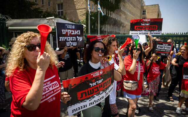 Israeli teachers protest, demanding better pay and working conditions, outside a press conference of Finance Minister Avigdor Liberman at the Finance Ministry in Jerusalem, August 17, 2022. (Yonatan Sindel/Flash90)