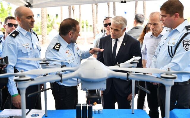 Prime Minister Yair Lapid (c) visits the national police academy on August 16, 2022 (Elad Gutman)