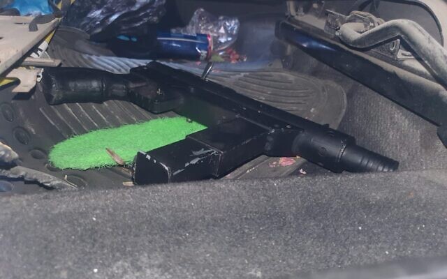 A makeshift 'Carlo' submachine gun found in a car at the Eliyahu Crossing in the West Bank, August 20, 2022. (Defense Ministry)