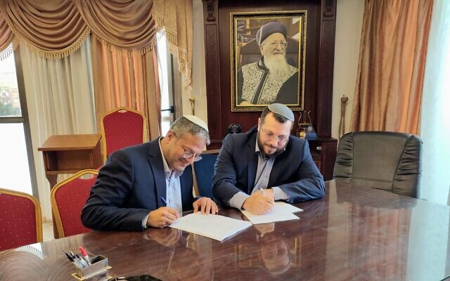 Rabbi Amichai Eliyahu (right) signs an agreement with party leader MK Itamar Ben Gvir to run in the No. 4 slot on the Otzma Yehudit electoral slate in the November 1, 2022 elections. (Twitter)