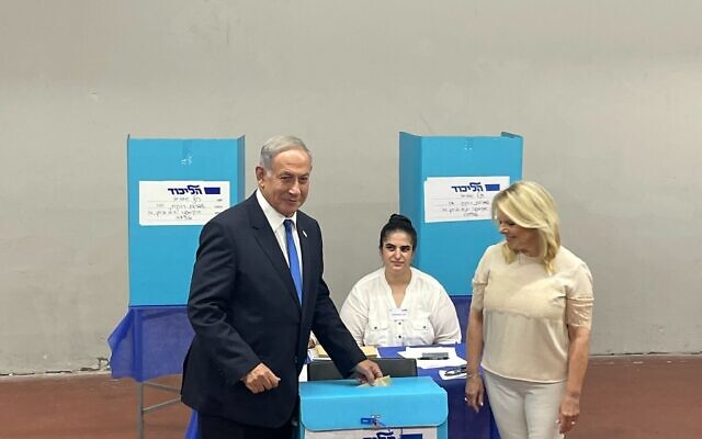 Opposition leader Benjamin Netanyahu and his wife, Sara, cast their votes in the Likud primary in Tel Aviv, August 10, 2022. (Carrie Keller-Lynn/Times of Israel)
