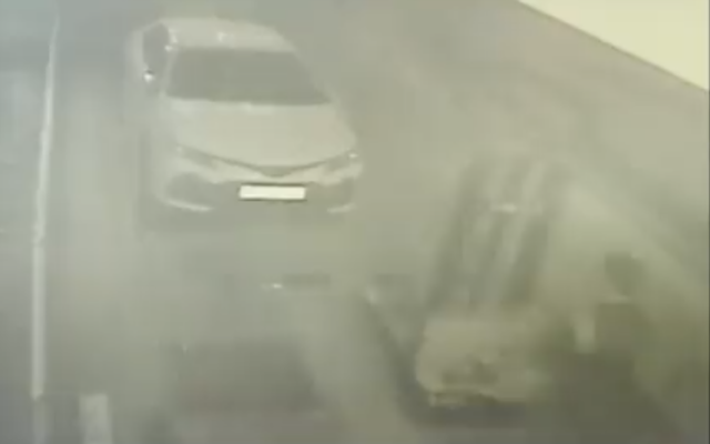 CCTV footage of a vandal attacking MK Ali Salalha's car outside Meretz HQ in Tel Aviv on August 16th 2022 (Screenshot: Kan/Twitter)