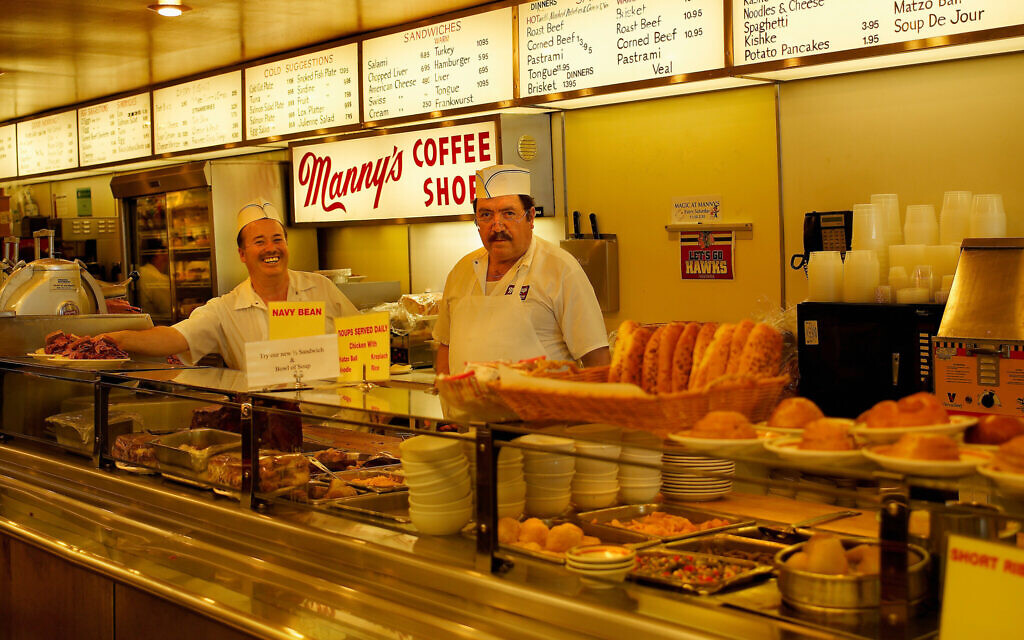 Snack at Manny’s Delicatessen, Chicago, 2010. (Image Professionals GmbH/ Alamy Stock Photo/ Skirball Center)