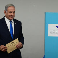 Likud party leader Benjamin Netanyahu casts his vote in the party primaries at a polling station in Tel Aviv on August 10, 2022. (Tomer Neuberg/Flash90)