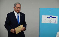 Likud party leader Benjamin Netanyahu casts his vote in the party primaries at a polling station in Tel Aviv on August 10, 2022. (Tomer Neuberg/Flash90)