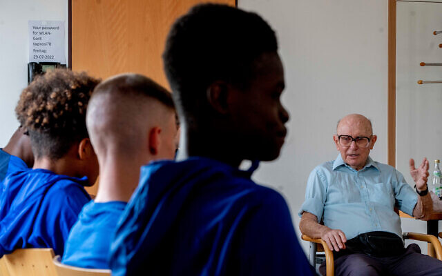 Holocaust survivor Shaul Paul Ladany talks to youth players of FC Chelsea in Nuremberg, Germany, July 29, 2022. (AP Photo/Michael Probst)