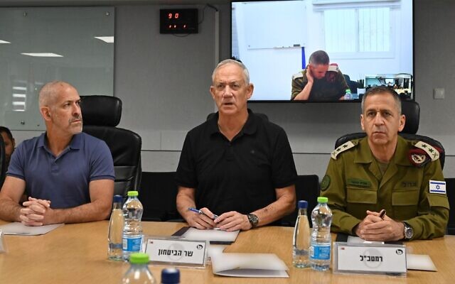 Military chief Aviv Kohavi (right), Defense Minister Benny Gantz (center), and Shin Bet head Ronen Bar hold an assessment at the IDF's Southern Command HQ in Beersheba, August 5, 2022. (Ariel Hermoni/Defense Ministry)