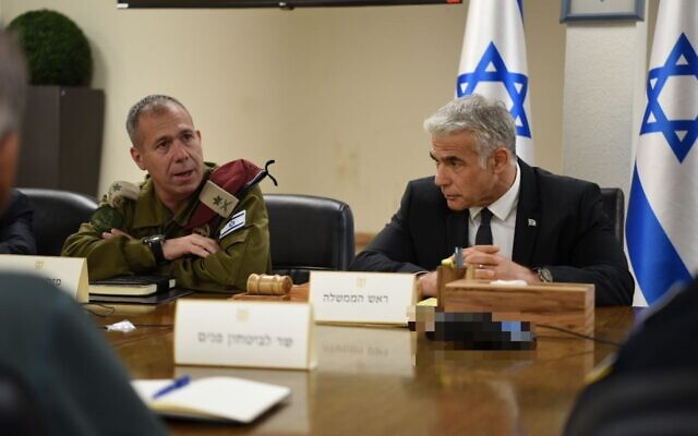 Prime Minister Yair Lapid (right) holds an assessment with military and security officials at the IDF's headquarters in Tel Aviv, August 7, 2022. (Kobi Elkatzur/GPO)