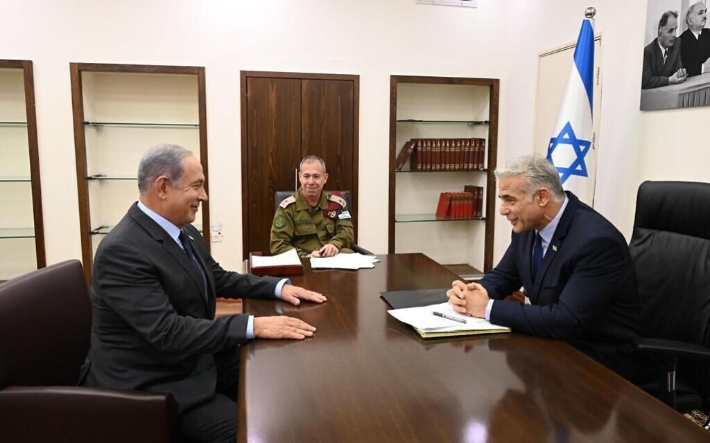 Opposition leader Benjamin Netanyahu has a briefing on the Israel-Gaza conflict with Prime Minister Yair Lapid, August 7, 2022. (Haim Zach/GPO)