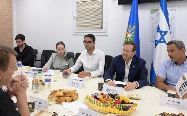 President Isaac Herzog (2nd-R) meets with southern municipal leaders in Sderot on August 8, 2022, the morning after a ceasefire was a reached to end fighting between Israel and the Gaza-based Palestinian Islamic Jihad. (Amos Ben-Gershom/GPO)