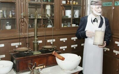 A pharmacist is part of the lifelike exhibit on Artisans' Way in Rishon Lezion. (Shmuel Bar-Am)