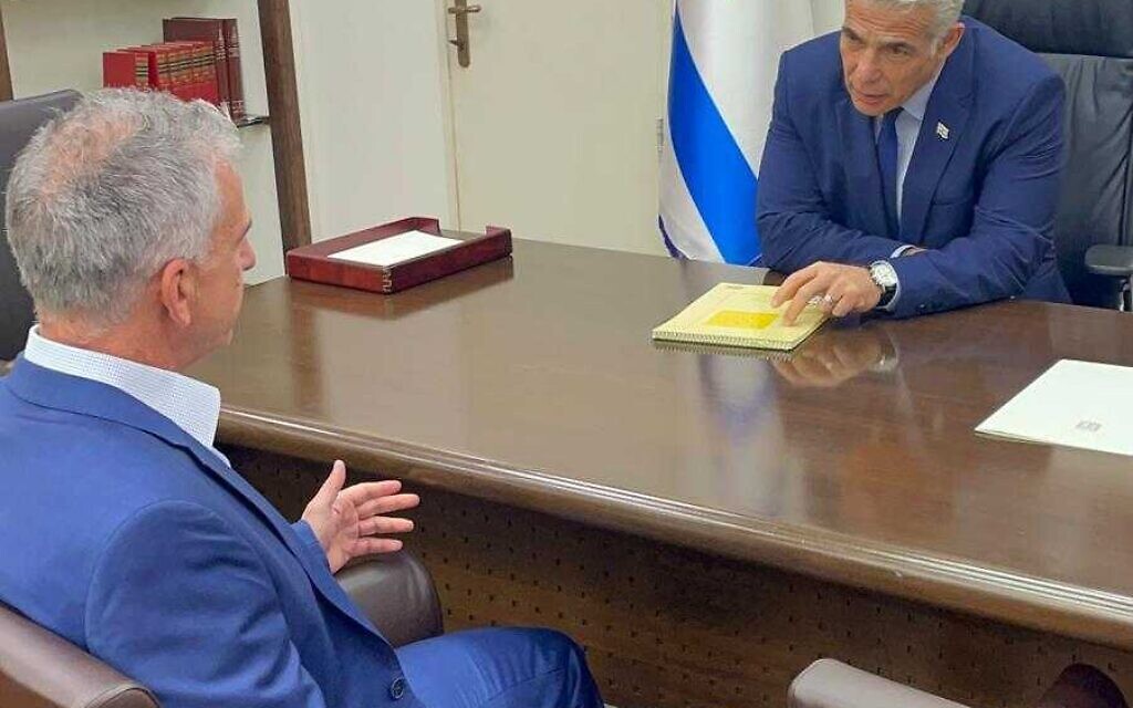 Mossad chief David Barnea meets Prime Minister Yair Lapid in Jerusalem, August 25, 2022. (PMO)