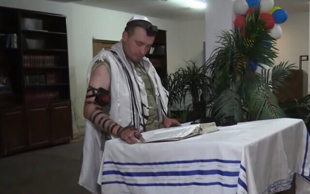 Screen capture from video of Vladimir Kozlovsky, an Israeli citizen who was captured by pro-Russian forces in Ukraine, shown praying in a synagogue in Luhansk after as he was released from captivity, August 25, 2022. (Youtube screenshot)
