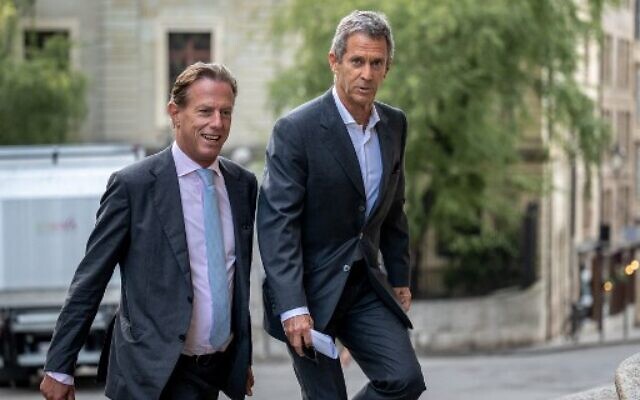 Israeli diamond magnate Beny Steinmetz, right, with his lawyer, Christian Luescher, arrive at a courthouse in Geneva, Switzerland,  August 31, 2022. (Fabrice COFFRINI/ AFP)
