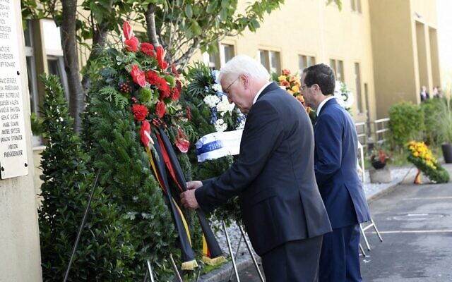 German President Frank-Walter Steinmeier (L) and President Isaac Herzog lay a wreath during a ceremony to mark the 50th anniversary of the massacre of Israeli athletes at the 1972 Munich Olympics, at the Fuerstenfeldbruck Air Base, southern Germany, on September 5, 2022. (Thomas KIENZLE / AFP)