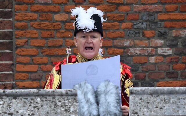 Garter Principle King of Arms, David Vines White, reads the proclamation of Britain's new King, King Charles III, from the Friary Court balcony of St James's Palace in London on September 10, 2022 (Daniel LEAL / POOL / AFP)