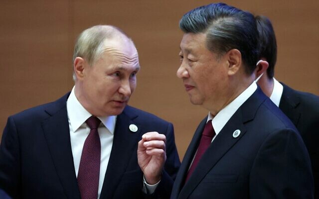 Russian President Vladimir Putin speaks to China's President Xi Jinping during the Shanghai Cooperation Organization (SCO) leaders' summit in Samarkand on September 16, 2022. (Sergei Bobylyov/Sputnik/AFP)