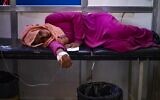 A woman suffering from cholera receives treatment at the Al-Kasrah hospital in Syria's eastern province of Deir Ezzor, on 17, 2022 (Delil SOULEIMAN / AFP)