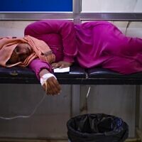 A woman suffering from cholera receives treatment at the Al-Kasrah hospital in Syria's eastern province of Deir Ezzor, on 17, 2022 (Delil SOULEIMAN / AFP)