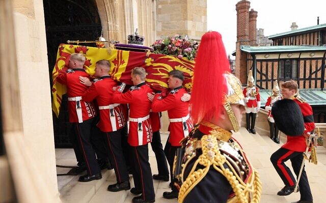 The Bearer Party take the coffin of Queen Elizabeth II, from the State Hearse, into St. George's Chapel inside Windsor Castle on September 19, 2022, for the committal service. (Andy Commins / POOL / AFP)