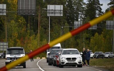 Traffic from Russia lines up trying to enter Finland at the Finnish/Russian border crossing at Vaalimaa, Finland on September 22, 2022, a day after President Vladimir Putin announced a military mobilization amid the Russian invasion of Ukraine. (Olivier Morin/AFP)